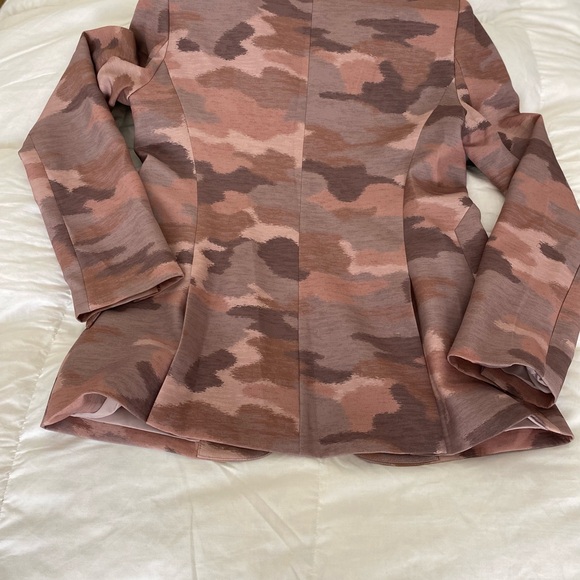 L’agence jacket blazer in beautiful camouflage colors totally lined. Size 4 - Picture 2 of 4